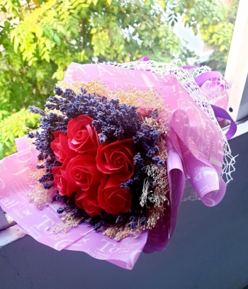 Bó Lavender cầm tay điểm hoa sáp đỏ