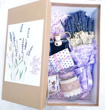Hộp quà lavender cao cấp kèm tinh dầu và lọ sang chảnh