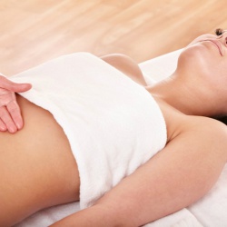 Massage giúp lấy lại vẻ đẹp của làn da sau sinh cho các mẹ
